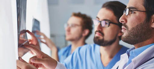 Engenheiro de segurança do trabalho conversando com colega