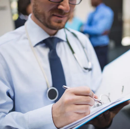 Médico analisando documentos